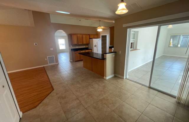 Spacious 4 Bedroom, 2 bath home, Gallery 4