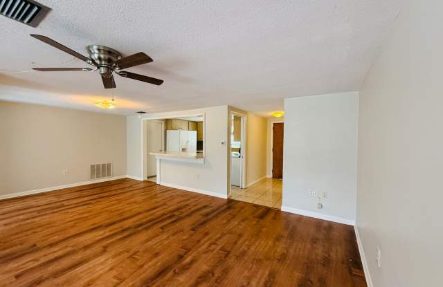 Beautiful Updated 2-Bedroom Home for rent with Screened-In Pool! Gallery 4