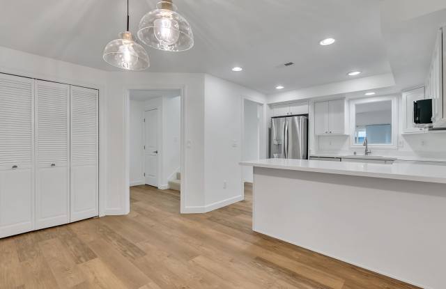 Renovated 3BR Townhouse in Desirable Lakeview Neighborhood!! photos photos