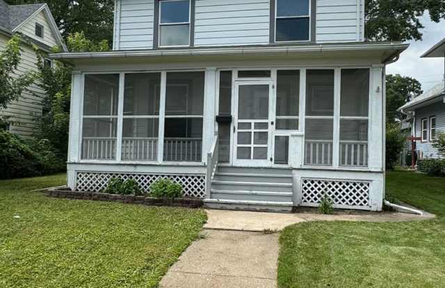 4 bedroom 1.5 bath home in Davenport - 2214 Iowa Street, Davenport, IA 52803