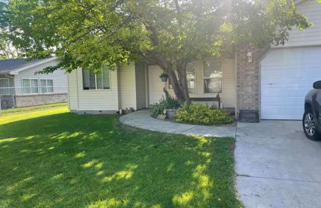 Cute Split Bedroom Floor Plan Tucked Away for Added Privacy! photos photos