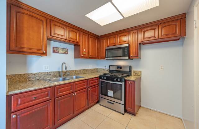Beautiful Townhome in Garden Grove for Lease photos photos
