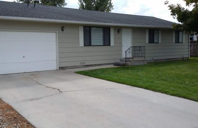 Meridian Manor 3 bedroom/1.5 home with newer carpet and paint! photos photos