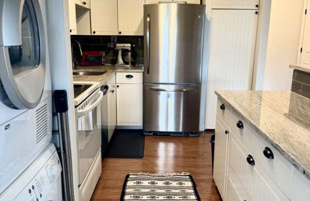 1BR, 1.5 BA Condo w/Resort Amenities, Utilities & Parking Included - Avail Now! Gallery 4