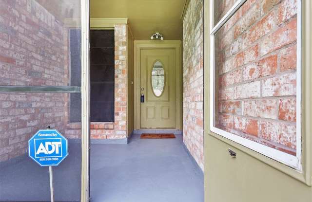 5323 Lincoln Town Drive Gallery 2