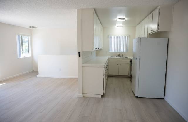 2 bed/ 1 bath Townhouse with a garage Gallery 1