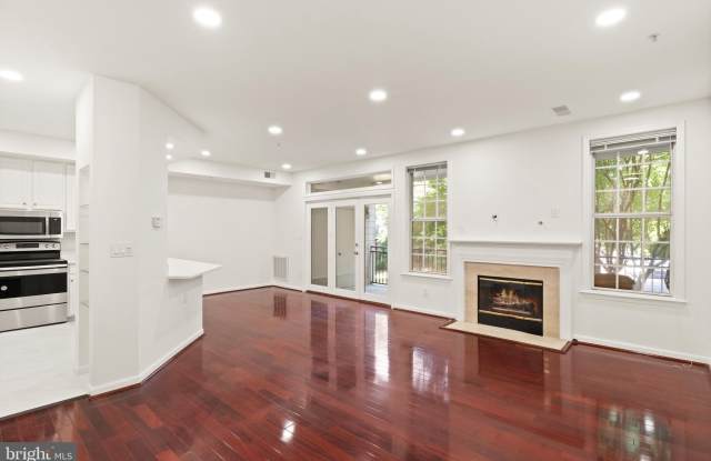 1324 GARDEN WALL Circle Gallery 4