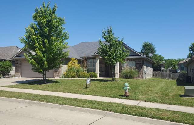 3 bd 2 ba house, split bedroom design in SE Columbia. W/D, vaulted ceilings, fenced Backyard, stainless appliances photos photos