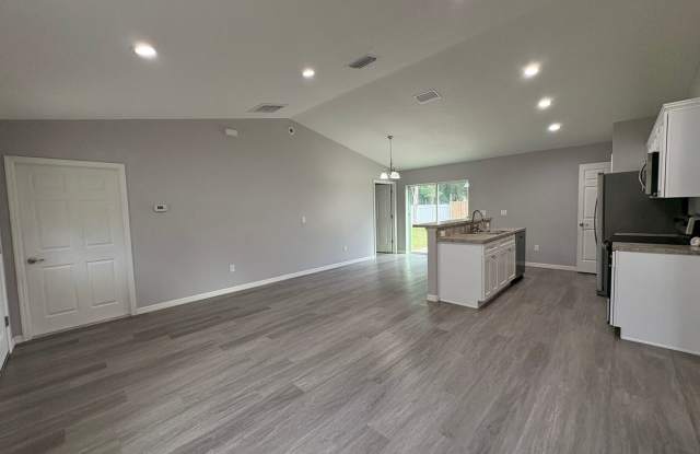 Spacious NW Ocala Home on a Large Corner Lot Gallery 4