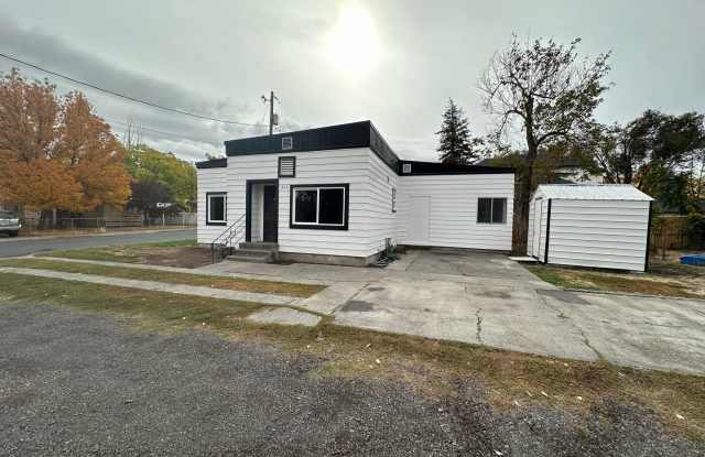 Large 2 bedroom home on dead end street - 213 Southeast 16th Street, Pendleton, OR 97801