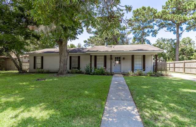 FIRST MONTH FREE ON FIRST FULL MONTH! 3 Bedroom, 2 bathroom in Fairhope Available Now! - 203 Patrician Street, Fairhope, AL 36532