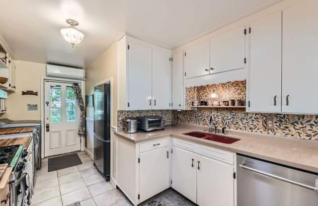 2-Bedroom in Newlands with Secret Garden & Suite Gallery 3