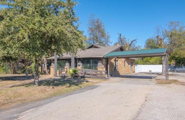 2208 Austin Avenue - 2208 Austin Avenue, Brownwood, TX 76801