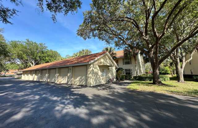 241 Robin Hood Cir #204 - Amber Gallery 3