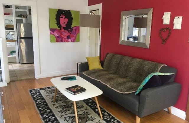 700 Angelus Pl B - 700 Angelus Pl, Los Angeles, CA 90291