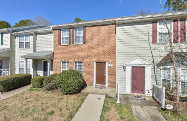 Bright and Spacious 3 Bedroom 2.5 Townhome Available in Williamsburg! Gallery 3