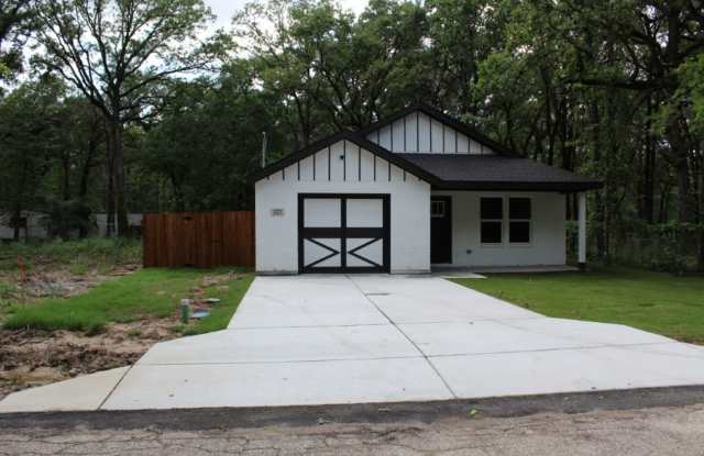 Beautiful 3 Bedroom / 2 Bath Home with Garage & Fenced Yard photos photos