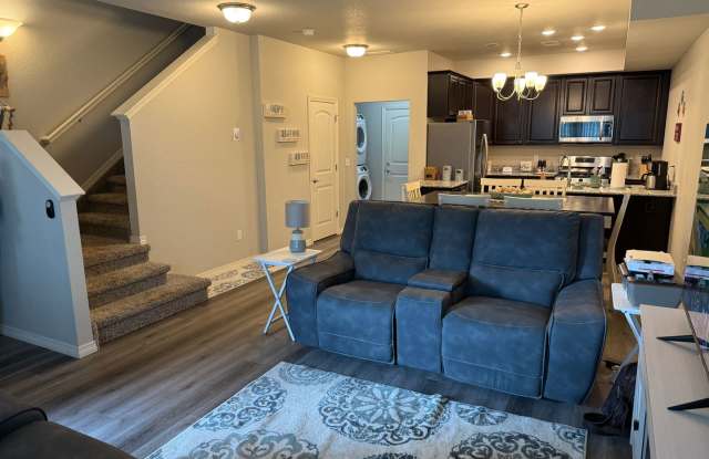Amazing 3 Bedroom Townhome Near Charming Downtown Berthoud - 878 Winding Brook Drive, Berthoud, CO 80513