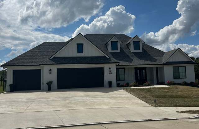 4 bedroom, 2.5 bathroom, 3 car garage rental in The Gates photos photos