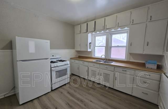 406 Locust St - 406 Locust Street, Waterloo, IA 50701