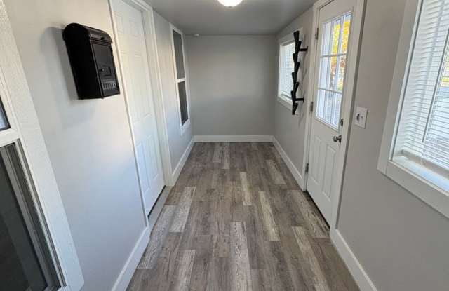 Updated 3 Bedroom 1 Bathroom Home! Gallery 4