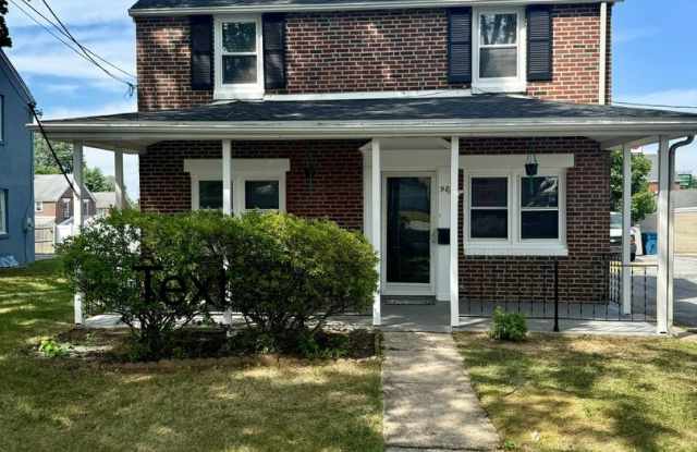 Lovely 3 Bed Home available for Rent! Gallery 1
