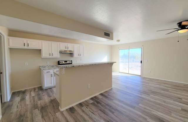 3 Bedroom | 2.5 Bathroom | End Unit   Garage | Fenced Backyard  FREE Rent Gallery 3