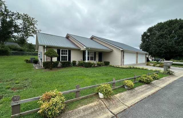 Peaceful Single-Level Living in a Charming Kodak Neighborhood Gallery 1