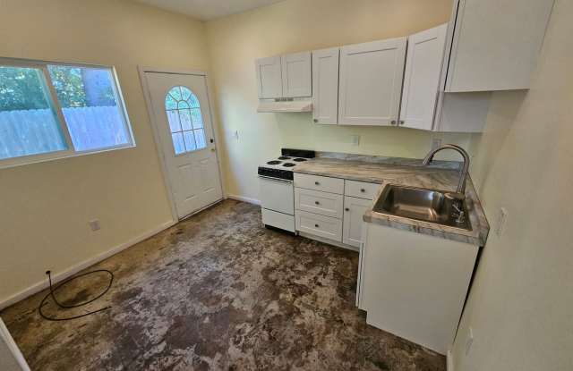 Studio with full bath Gallery 3