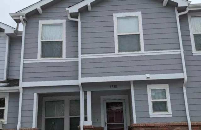 Eco-Friendly 3BR Townhome in Denver Gallery 3