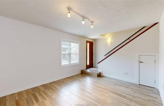 507 Boyett Street Gallery 3