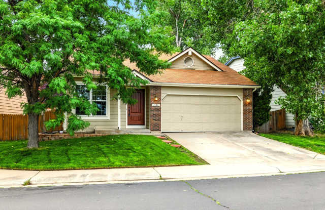Quincy Creek 4 BD/3 BA Tri-Level Home with Vaulted Ceilings. New Paint Throughout! Cherry Creek Schools photos photos