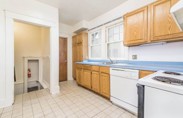 6 Bed/3 Bath Private Home Available May '27 Gallery 4