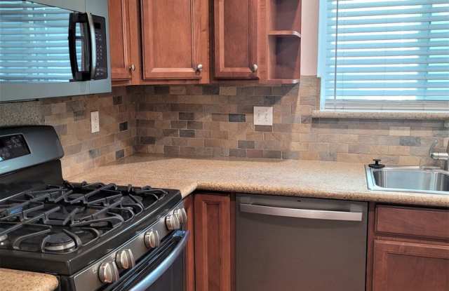 Great Encanto Location - three bedroom, three bath Gallery 3