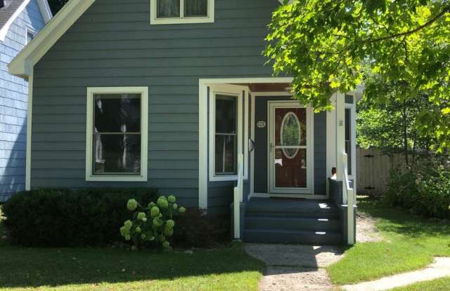 Welcoming Victorian with Modern Comforts - 615 West Eleventh Street, Traverse City, MI 49684