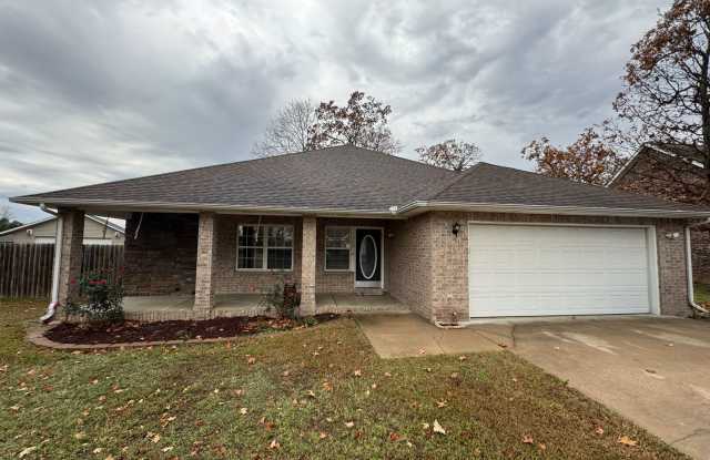 Immaculate home in Gentry close to schools - 509 Cherokee Drive, Gentry, AR 72734