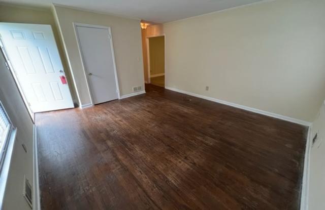 3 BR, 1.5 BA House- Great Location! Gallery 4