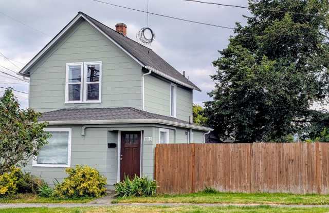 JULY MOVE-IN SPECIAL! House with Garage & Fenced Yard - Dogs Welcome photos photos JULY MOVE-IN SPECIAL! House with Garage & Fenced Yard - Dogs Welcome photos photos