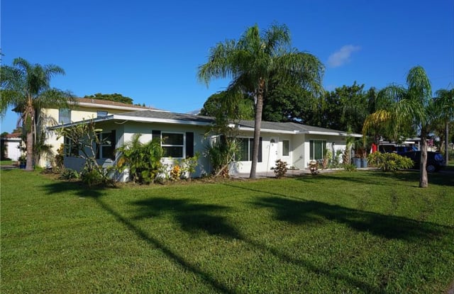 102 158TH AVENUE - 102 158th Avenue, Redington Beach, FL 33708