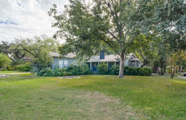 CHARMING COTTAGE WITH CASITA IN THE HEART OF ALAMO HEIGHTS Gallery 3