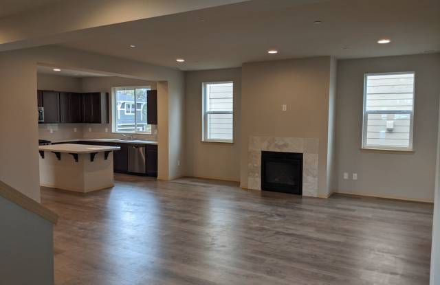 Spacious and bright 4 bed home close to ferries, YMCA and ice rink in Manette! - 1036 Banyan Street, Bremerton, WA 98310