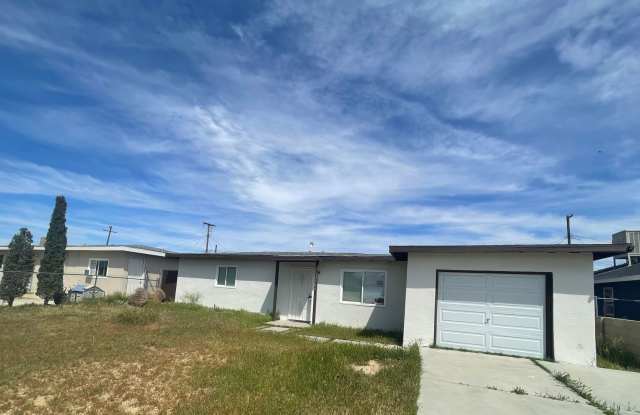 Comfortable Living in Mojave - Move In Ready 2bd & 1bth - Big Backyard photos photos