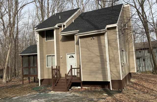 161 St Andrews Drive - 161 Saint Andrews Drive, Saw Creek, PA 18324
