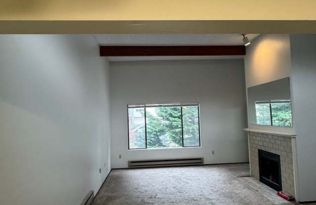 2 Bedroom 1 Bath Burien Condo 995sf, Fireplace, Balcony, One Car Garage with Storage Gallery 4