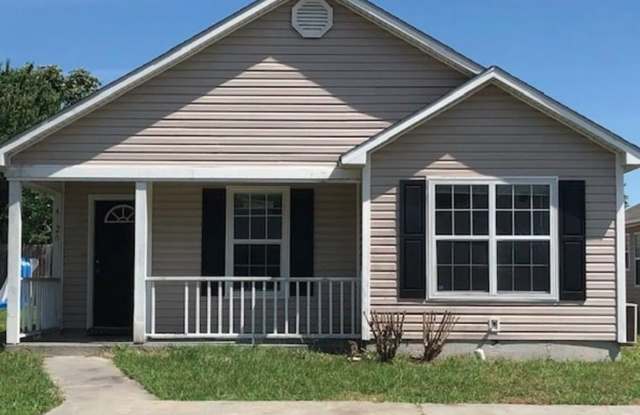 Cozy 3 Bedroom Home with Spacious Kitchen and Private Backyard photos photos