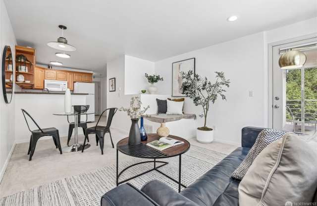 Bright & Spacious 1 Bedroom Roosevelt/UW Condo with Private Deck photos photos
