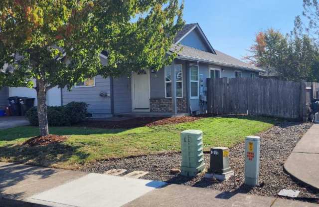 Newly updated 3-bedroom, 2-bathroom duplex with a garage! Gallery 4