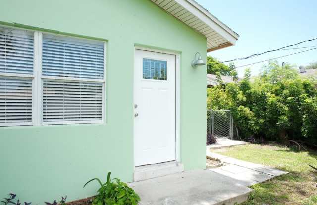 2 Bedroom Duplex in Naples Park - Annual Rental Gallery 3