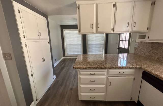 Charming Condo in North West Visalia with Solar and on site Community pool Gallery 3