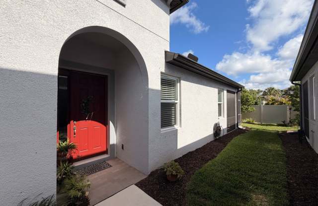 Open and bright 2/2 Plus a den with 2 car garage Gallery 4